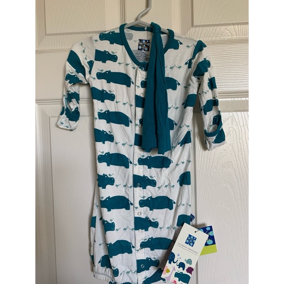 NWT KicKee Pants Layette Gown With Knot Hat Set 6-12 Months - Picture 2 of 4